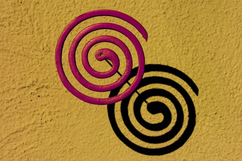 Immagine con ombra, spirale, giallo, muro, rosso, zampirone, rosa, spirali, viola, nero