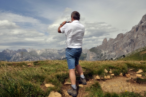 Immagine con fotografo, montagne, uomo, nuvole, erba, panorama, cielo, montagna, paesaggio