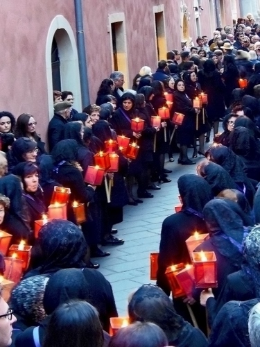 Immagine con processione, donne, nero, candele, devozione, ceri, rosso, veli, fiaccole