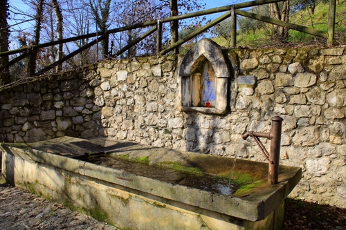 Immagine con acqua, lavatoio, muro, staccionata, alberi, fontana, edicola, rubinetto, abbeveratoio, pietre