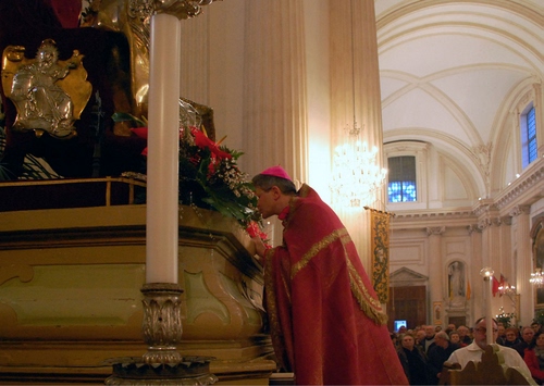 Immagine con chiesa, devozione, cero, prete, bacio, interno, vescovo, rosso, cardinale, sacerdote