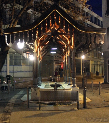 Immagine con lavatoio, luci, notturno, albero, notte, acqua, panchina, tettoia, colonne