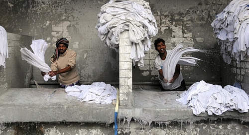 Immagine con lavatoio, panni, due, bianco, uomini, acqua, turbante, lenzuola