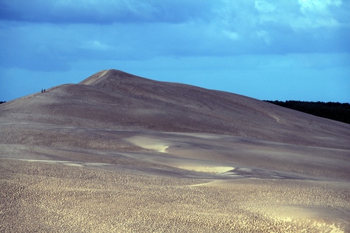 Immagine con cielo, sabbia, deserto, duna, persone, dune, nuvole, collina, panorama