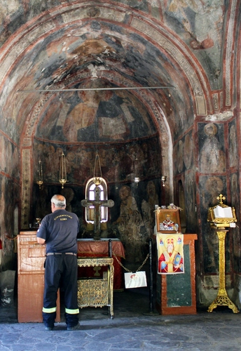 Immagine con croce, devozione, altare, affreschi, uomo, chiesa, cappella, pompiere, arco