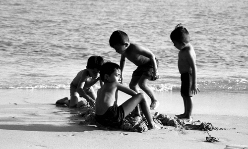 Immagine con spiaggia, bambini, mare, bianconero, sabbia, acqua, quattro
