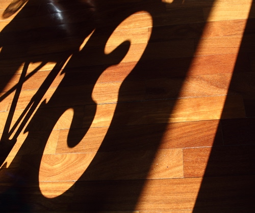 Immagine con legno, tre, pavimento, numero, ombra, ombre, luce, parquet, nero