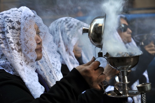 Immagine con donne, fumo, velo, bianco, veli, mano, incenso, mani, devote