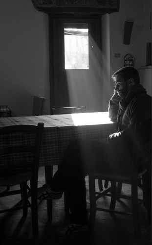 Immagine con sedie, tavolo, bianconero, uomo, finestra, luce, porta, ombre, tovaglia, silenzio