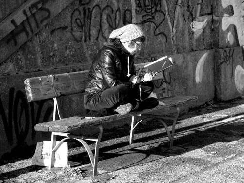 Immagine con panchina, libro, donna, leggere, bianconero, ombre, lettura, cappello, muro, berretta