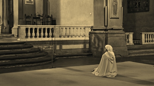 Immagine con balaustra, chiesa, gradini, scalini, devozione, preghiera, suora, colonne, bianconero, scala, balaustre