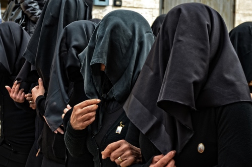 Immagine con nero, mani, donne, velo, devozione, processione, religione, dita, veli