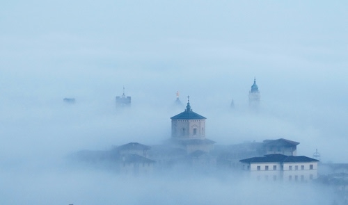 Immagine con nebbia, tetti, campanile, case, cielo, croce, borgo, nuvole, panorama, cupola, paese, chiesa, torre, torri
