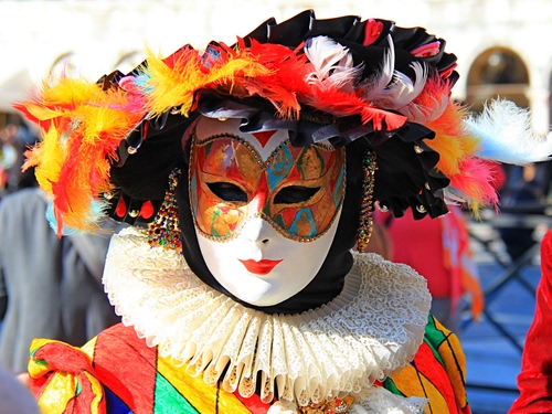 Immagine con maschera, carnevale, piume, colori, cappello, rosso, bianco, giallo, arlecchino, nero, verde, multicolore, azzurro, costume, merletti, labbra, collare