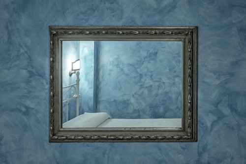Immagine con specchio, letto, cornice, riflesso, azzurro, muro, quadro, parete, lampada, stanza, applique, luce