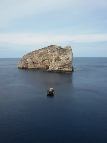 Immagine con mare, cielo, scogli, scoglio, acqua, isola, nuvole, azzurro, roccia, silenzio, isolotto