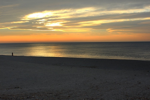 Immagine con mare, spiaggia, tramonto, nuvole, orizzonte, sabbia, alba, cielo, arancio, riflesso