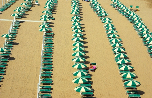 Immagine con ombrelloni, sabbia, verde, spiaggia, bianco, lettini, file, sdraio, righe, mare, persone, estate