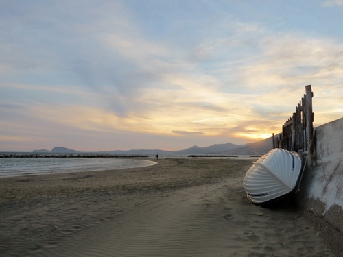 Immagine con mare, barca, spiaggia, sabbia, cielo, nuvole, acqua, tramonto