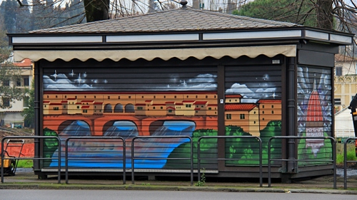 Immagine con edicola, serrande, ponte, murales, ringhiera, chiusa, disegno, disegni, alberi