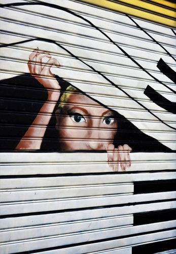 Immagine con serranda, occhi, mani, donna, bianco, murales, disegno, dipinto, volto