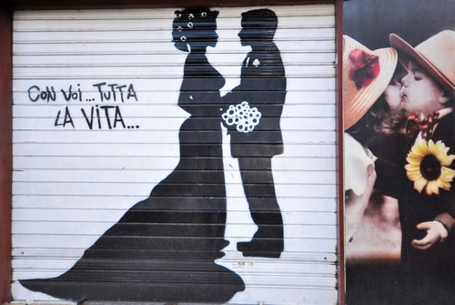 Immagine con serranda, sposi, bambini, disegno, bacio, scritta, serrande, girasole, coppia, fiori, cappelli