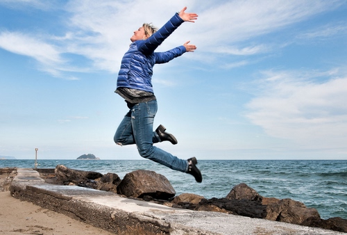 Immagine con mare, salto, donna, scogli, isola, acqua, rocce, blu, cielo, gioia, saltare