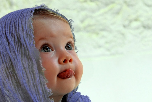 Immagine con lingua, occhi, sguardo, bambina, azzurro, bambino, naso, bimbo, viso, foulard