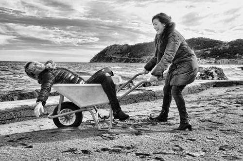 Immagine con donne, mare, spiaggia, carriola, bianconero, due, ruota, sabbia