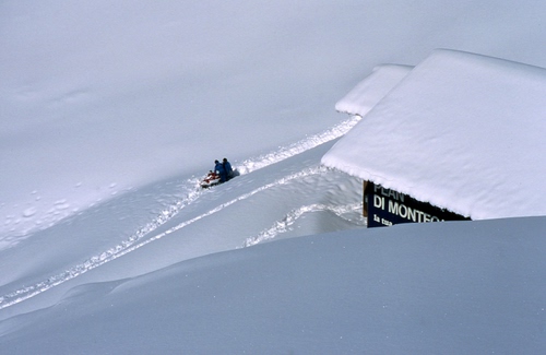 Immagine con neve, bianco, inverno, montagna, motoslitta, tetto, persone, rifugio, baita, slitta