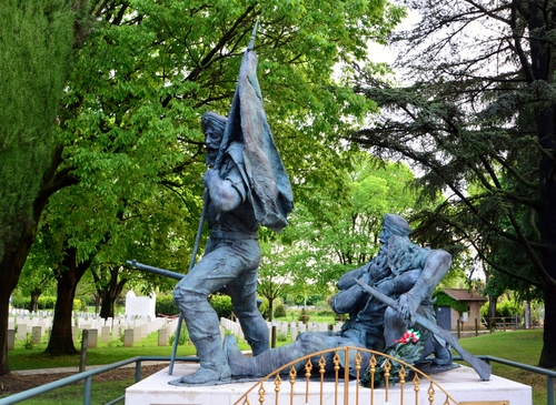 Immagine con monumento, alberi, verde, bandiera, statue, statua, parco, soldati, cimitero, armi, bronzo, ringhiera, lapidi, rami