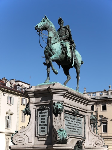 Immagine con cavallo, monumento, statua, equestre, leoni, cavaliere, cielo, palazzi