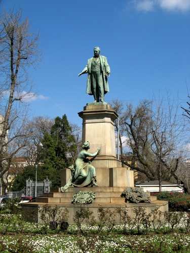 Immagine con monumento, alberi, statue, fiori, statua, aiuola, cielo, cavour