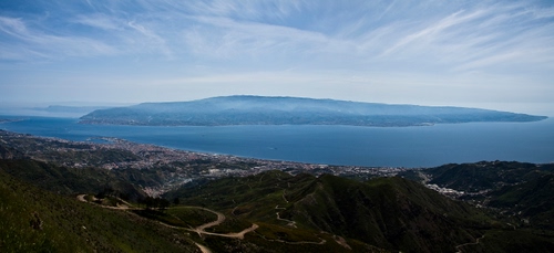Immagine con azzurro, cielo, panorama, mare, acqua, nuvole, strada, isola, paesaggio, strade, verde, bianco, costa, città, colline, lago, case, collina, bosco, promontorio, paese, montagne