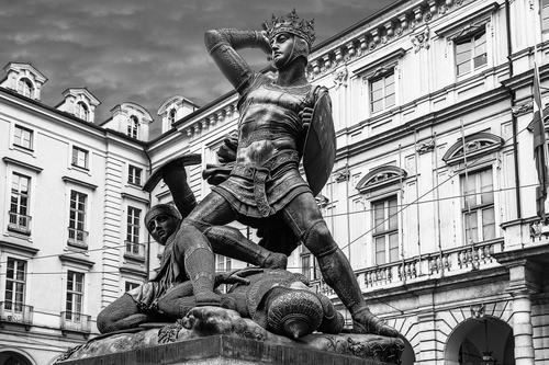 Immagine con monumento, bianconero, statue, abbaini, torino, finestre, palazzi