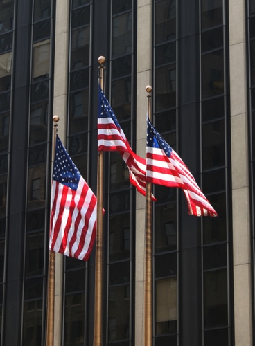 Immagine con bandiere, tre, strisce, stelle, aste, america, grattacielo, palazzo, americane, finestre