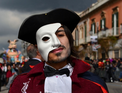 Immagine con carnevale, maschera, cappello, barba, bianco, uomo, viso, costume