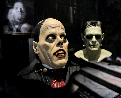 Immagine con maschere, nero, dracula, denti, rosso, occhi, frankenstein, naso, vampiro, occhiali, horror, maschera, teste, museo, mantello, mostri, viso, rughe