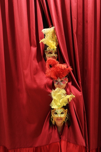 Immagine con piume, rosso, maschere, tre, sipario, tenda, giallo, teatro, carnevale