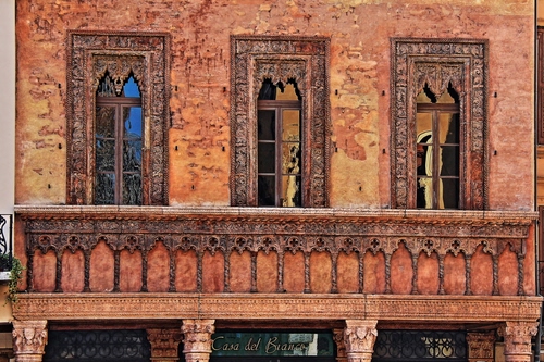 Immagine con balcone, finestre, tre, riflessi, vetri, liberty, rosso