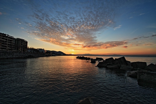 Immagine con mare, tramonto, nuvole, acqua, scogli, alba, cielo, riflesso, sole