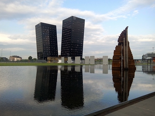 Immagine con acqua, grattacieli, cielo, riflessi, riflesso, architettura, fontana, nuvole, lago, torri