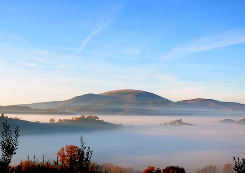 Immagine con nebbia, alberi, cielo, azzurro, colline, paesaggio, nuvole, verde, foschia, panorama, montagna, montagne, rosso, rami