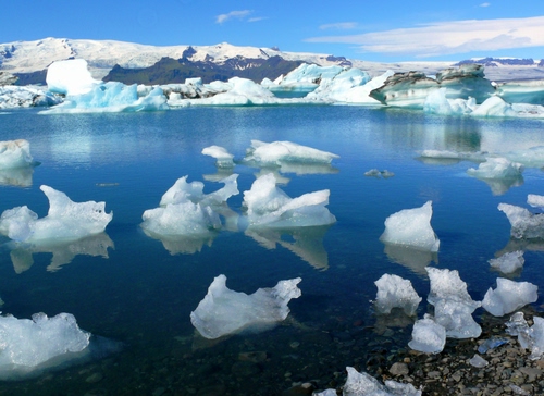 Immagine con ghiaccio, acqua, bianco, nuvole, cielo, mare, azzurro, iceberg, montagne, riflesso, riflessi, blu, scioglimento, inverno, neve, lago, freddo, blocchi