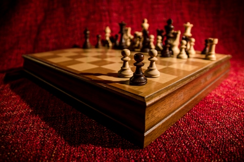 Immagine con scacchiera, scacchi, rosso, legno, pedoni, gioco, tre, nero, bianco, pedine, pezzi, prospettiva, re, alfieri, cavalli