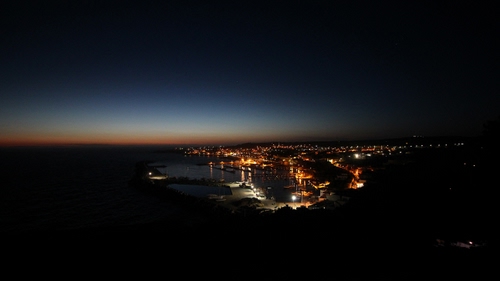 Immagine con luci, notte, mare, porto, cielo, città, panorama, notturno, tramonto, acqua, alba, riflessi