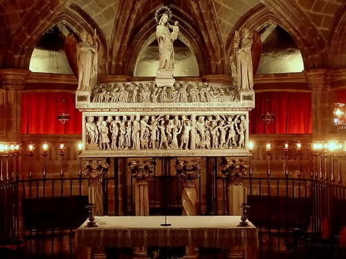 Immagine con chiesa, statue, altare, candele, colonne, madonna, rosso, luci, interno, bassorilievo, archi, tomba, cripta, candelabri, bassorilievi, sarcofago, capitelli