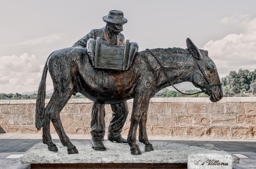 Immagine con monumento, asino, uomo, statua, sella, mulo, nuvole, muretto, cappello