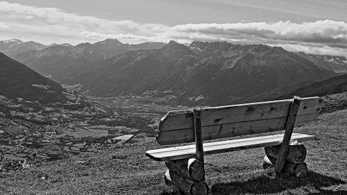 Immagine con panchina, montagne, panorama, bianconero, nuvole, montagna, legno, valle, vallata, cielo, vista