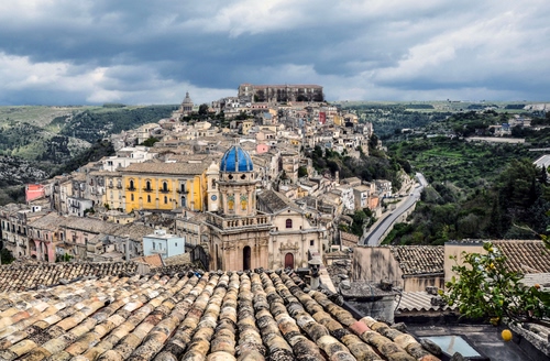 Immagine con panorama, tegole, cupola, case, tetto, cielo, città, campanile, borgo, nuvole, tetti, alberi, paesaggio, chiesa